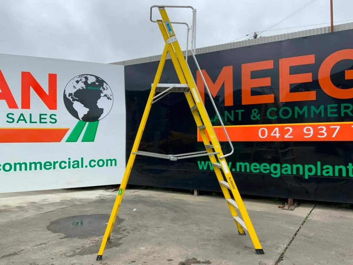 8 STEP FIBRE PLATFORM ACCESS LADDER.......0442. - Image 1
