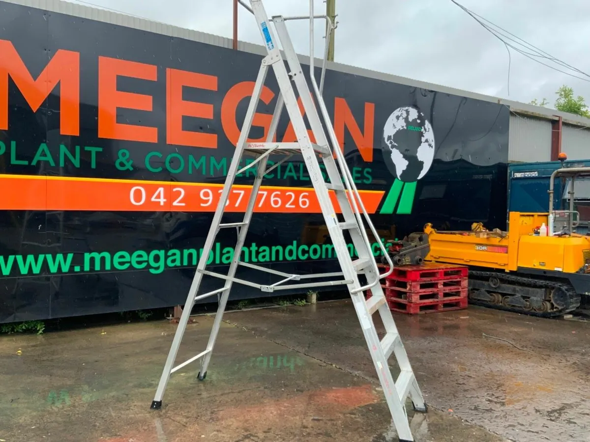 8 STEP ALUMINIUM PLATFORM LADDER.........442-2. - Image 1