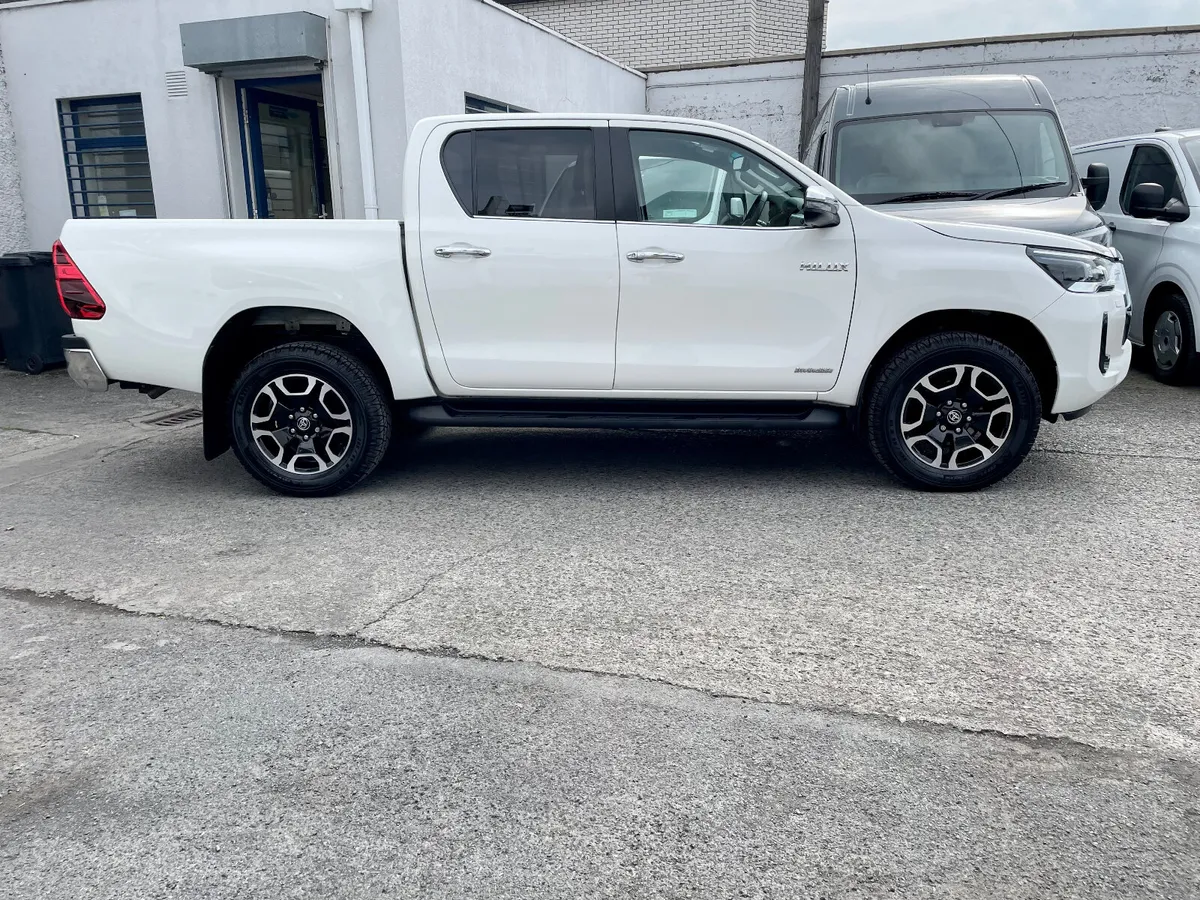 Toyota Hilux Invincible 2.4 D4D 150BHP Manual,2022 - Image 4