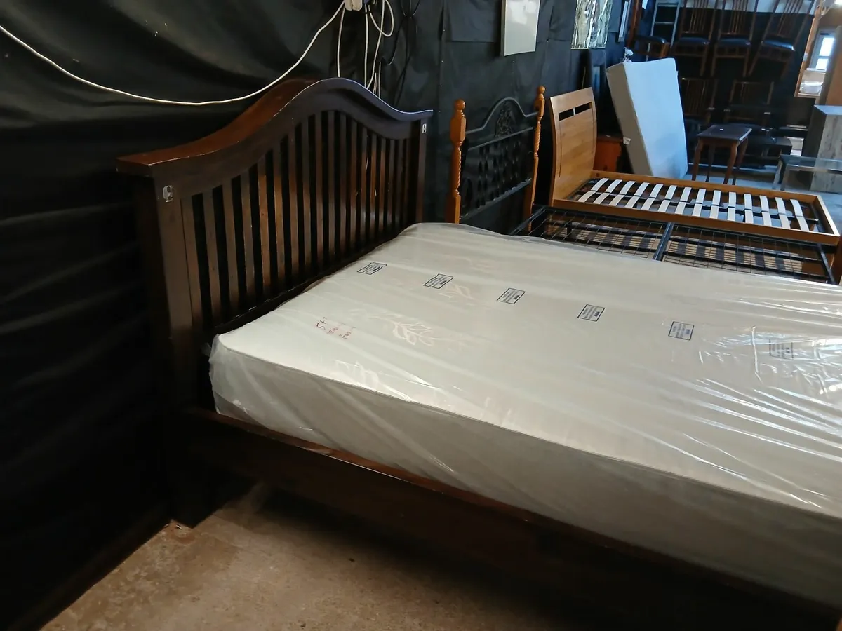 Bed and mattress - Image 2