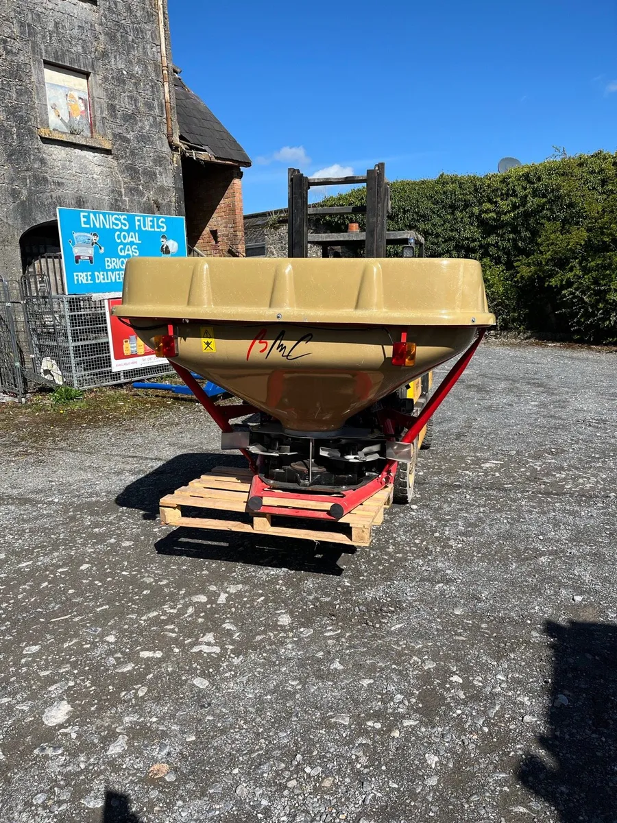 Fertiliser spreader - Image 1