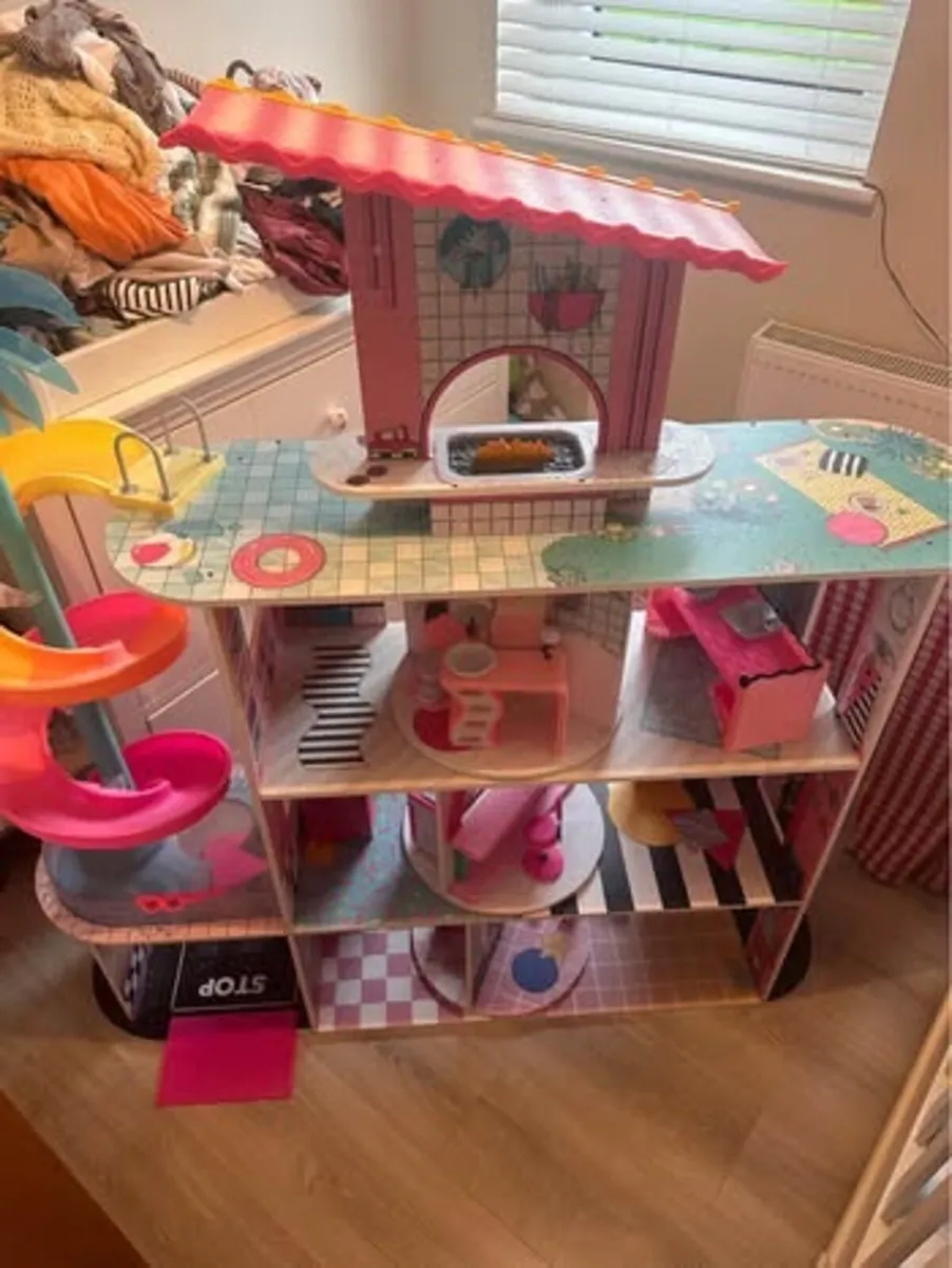 Lol omg doll house - Image 1