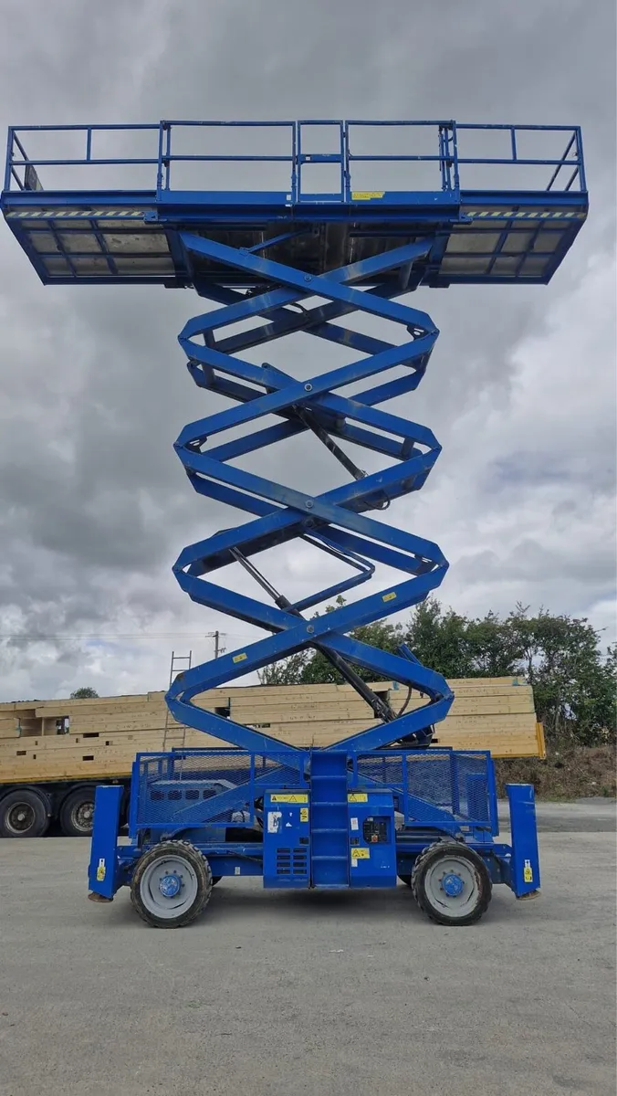 Genie Scissors Hoist - Image 1