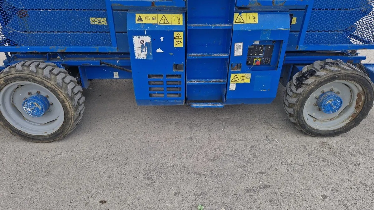 Genie Scissors Hoist - Image 2