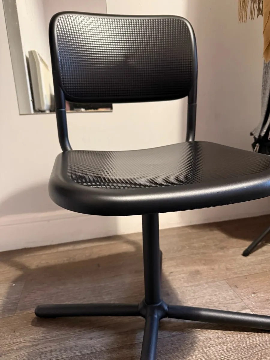 IKEA SMÄLLEN Swivel chair, black + TORALD Desk - Image 1
