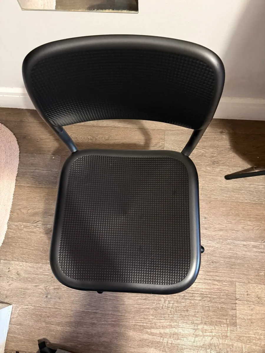IKEA SMÄLLEN Swivel chair, black + TORALD Desk - Image 3
