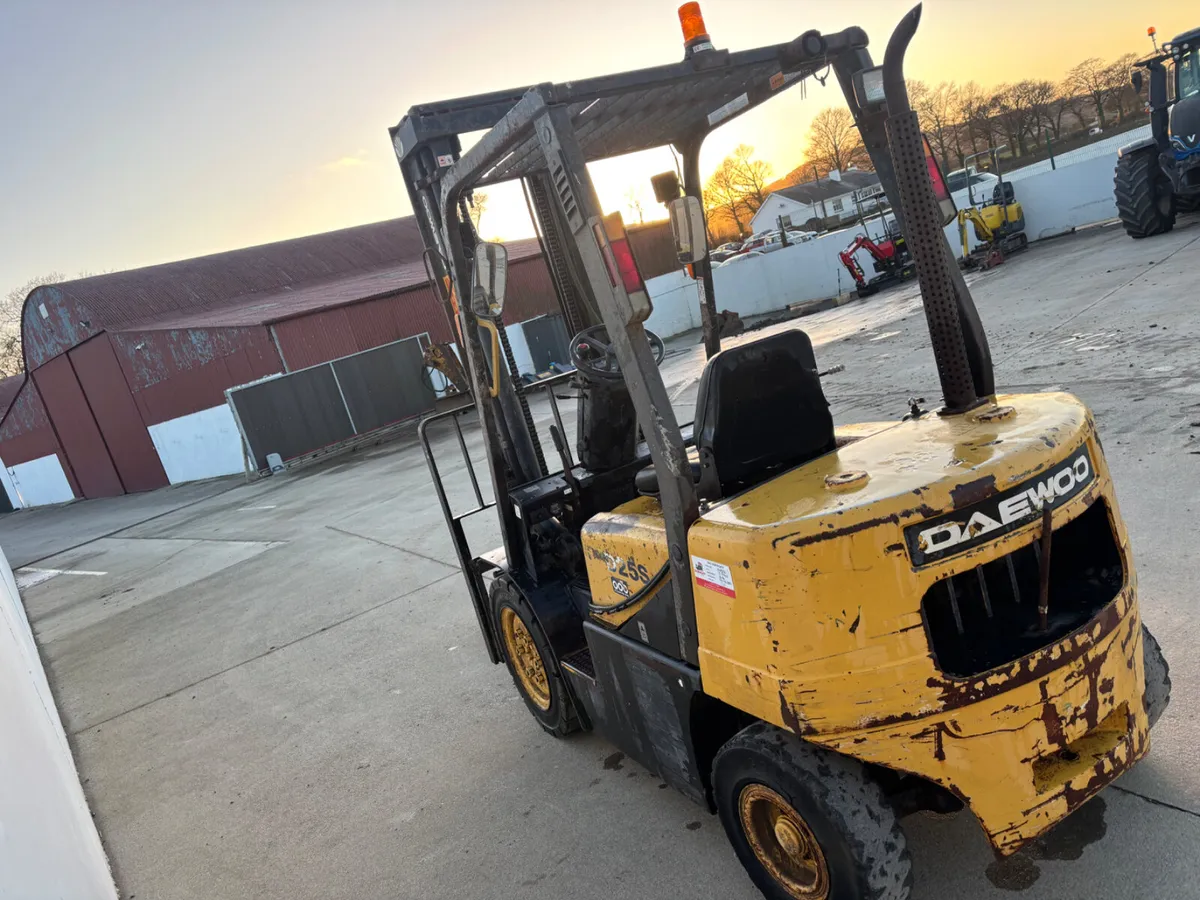 2.5 ton daewoo forklift - Image 4