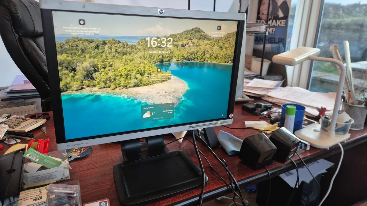 HP Computer monitor - Image 1