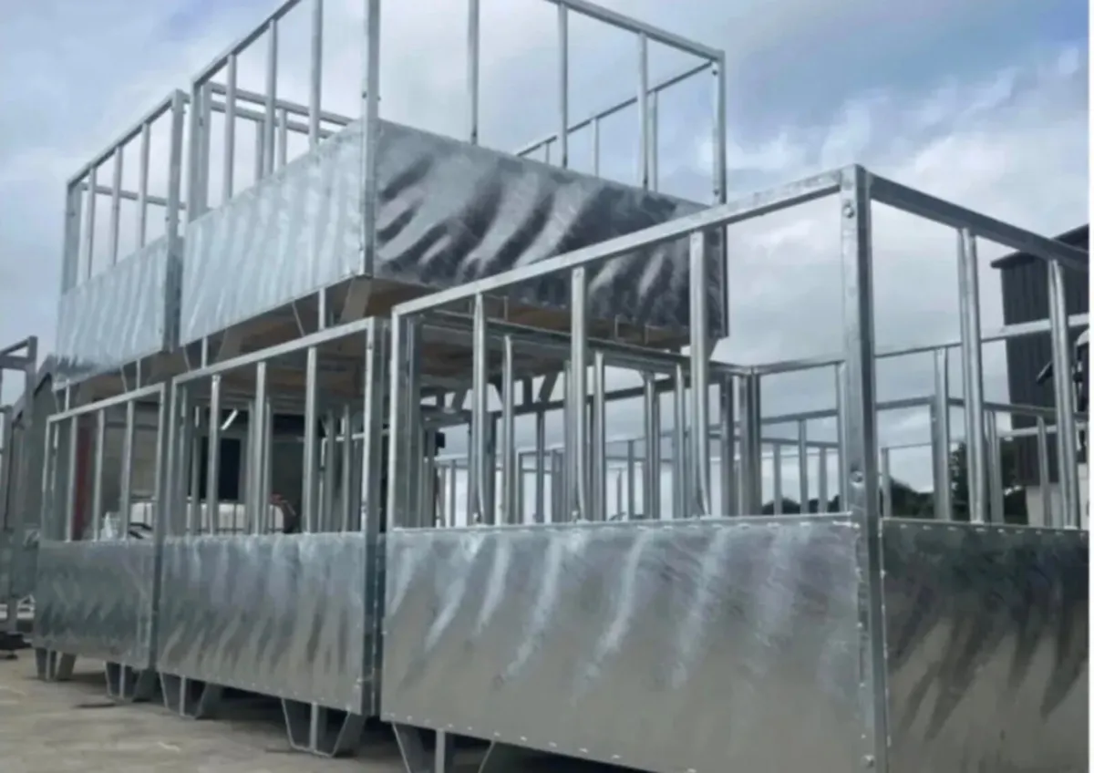 SQUARE FEEDERS NEW - Image 1