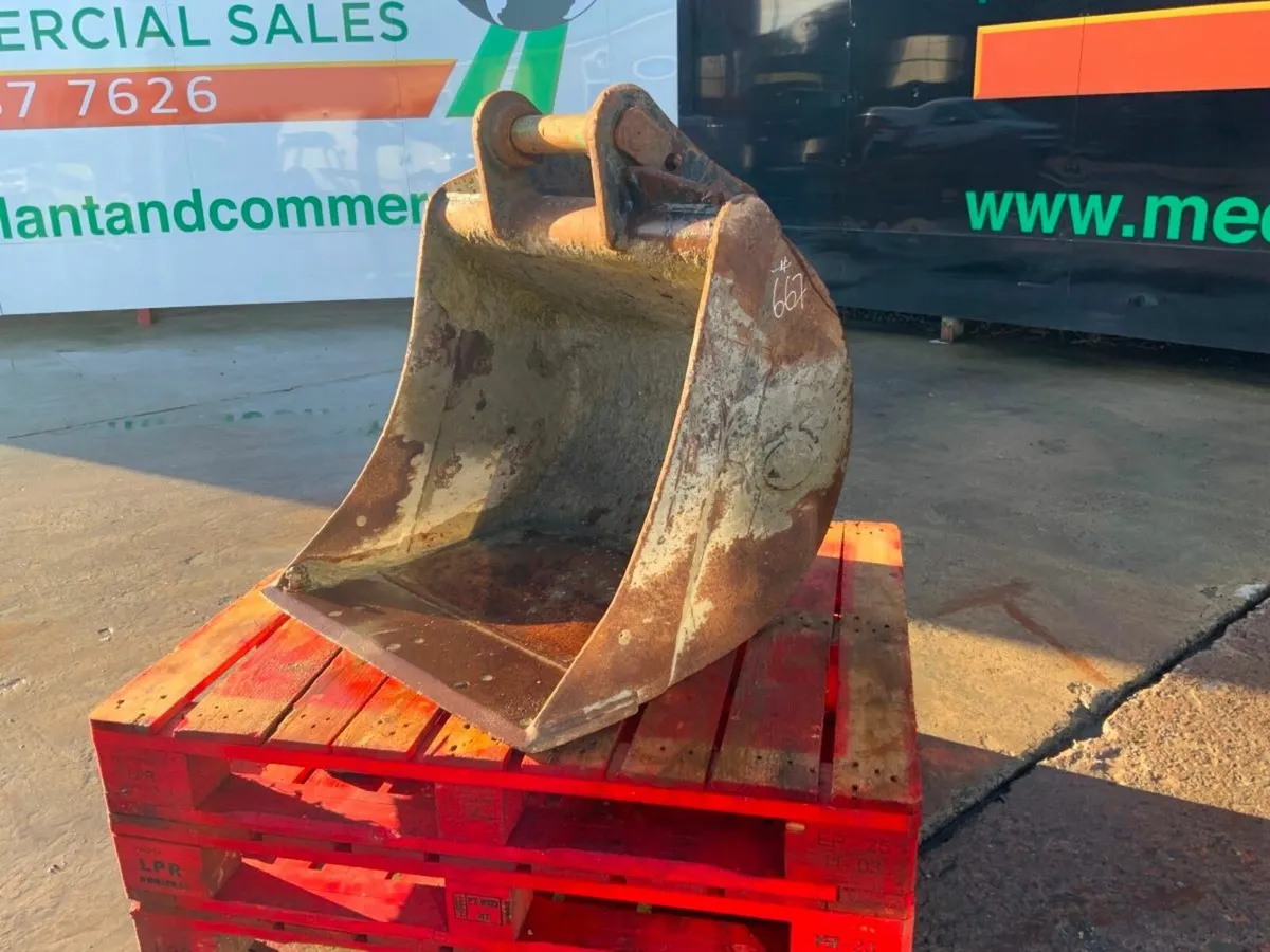 30" STRICKLAND BUCKET........60mm PINS........667. - Image 2