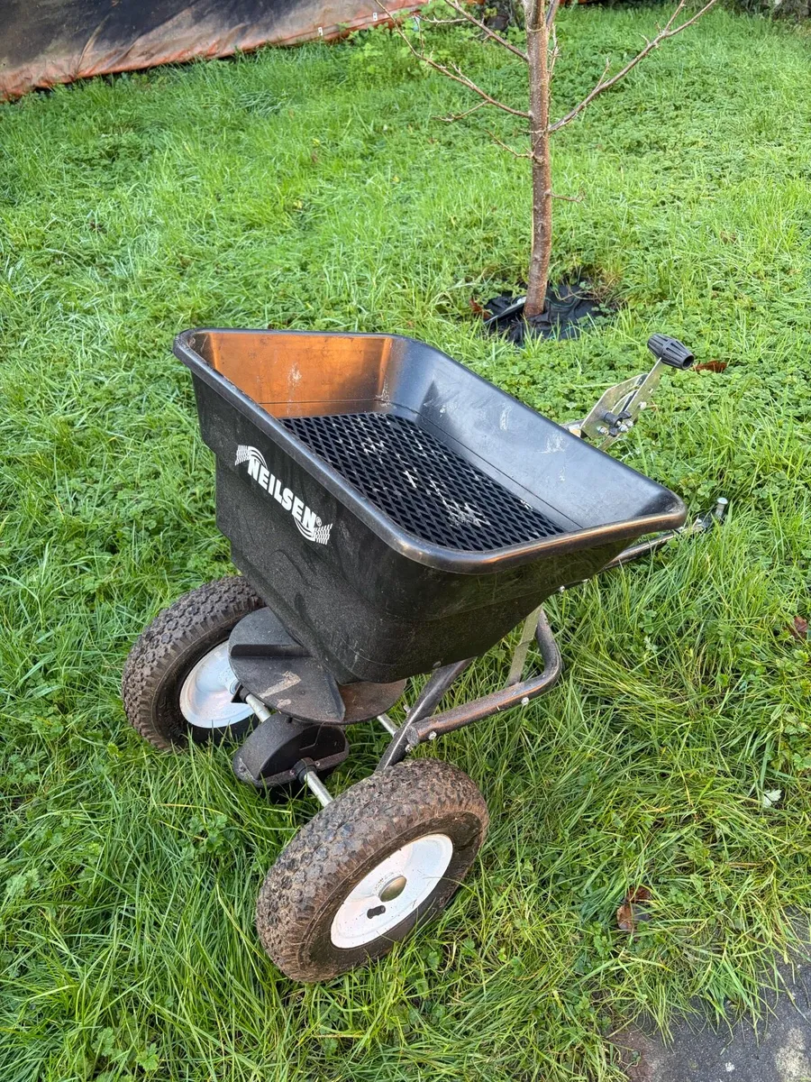 Nielsen towed broadcast spreader - Image 1