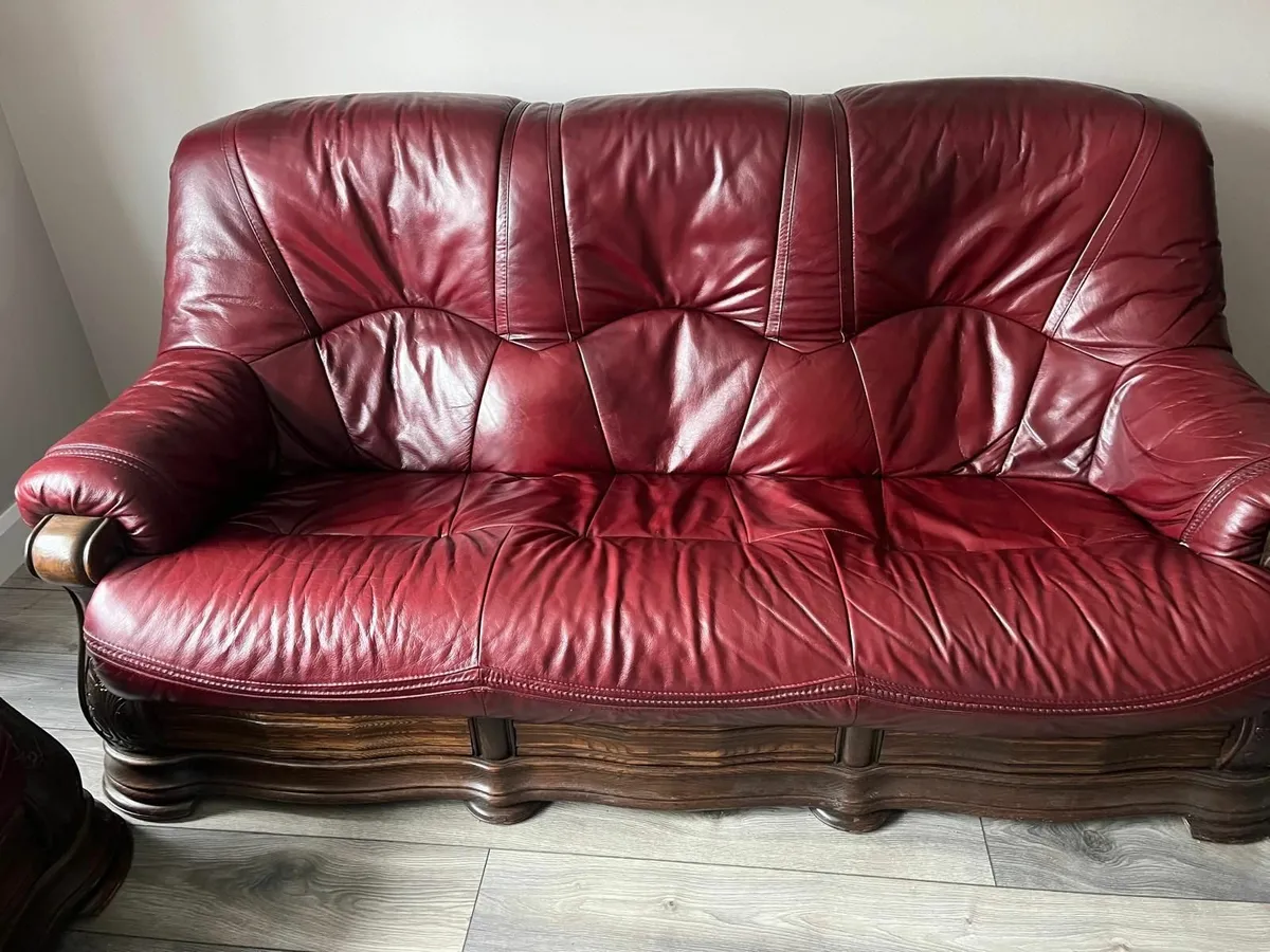Wine coloured leather three piece suite - Image 1