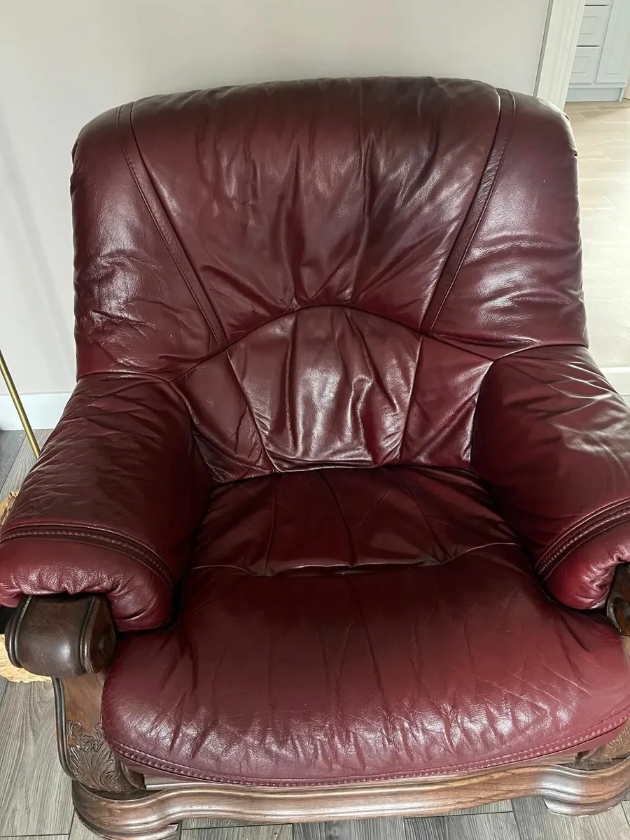 Wine coloured leather three piece suite - Image 3