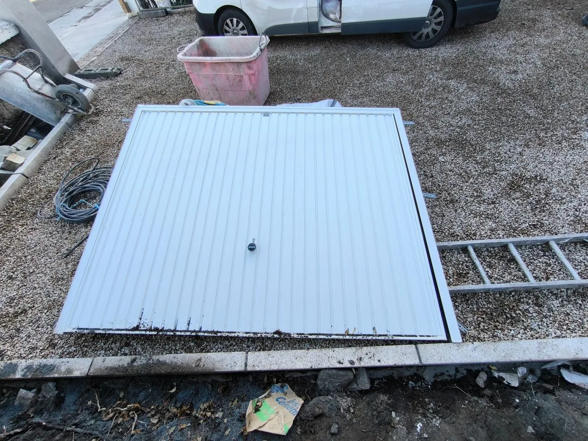 Garage door - Image 1