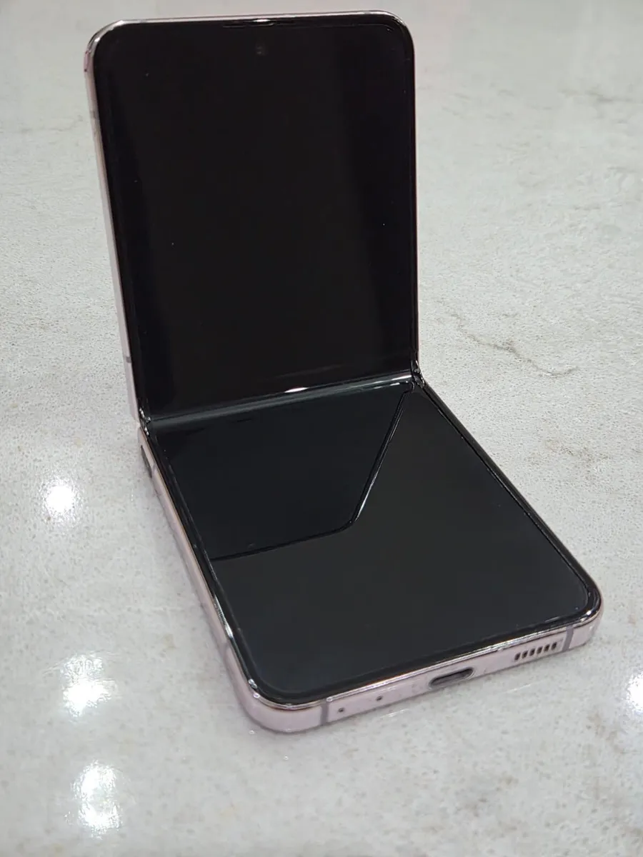 Samsung Z Flip 5 - Image 2