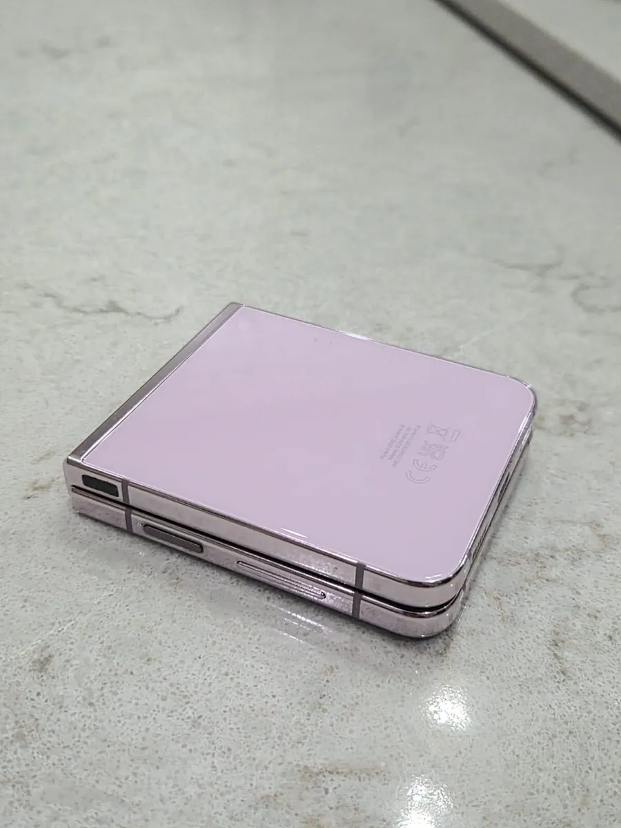 Samsung Z Flip 5 - Image 3