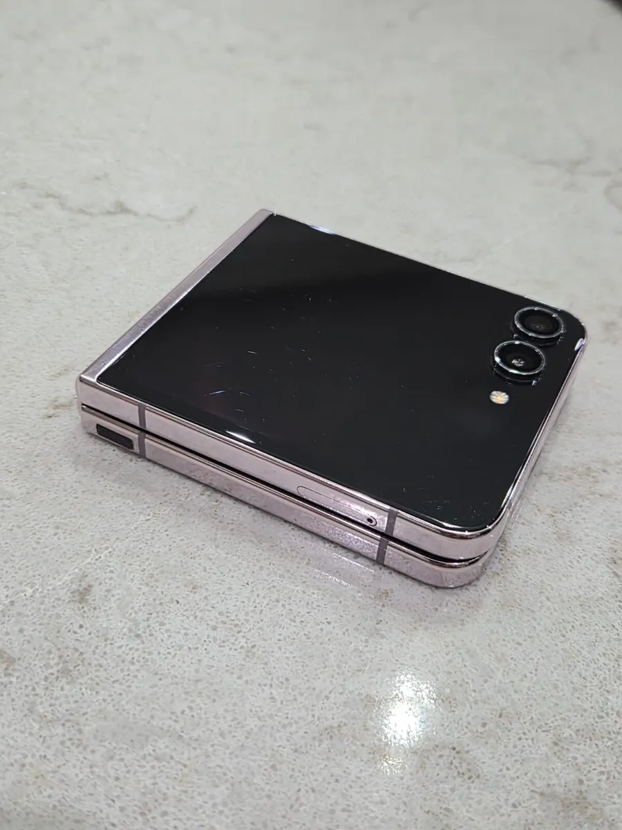 Samsung Z Flip 5 - Image 4