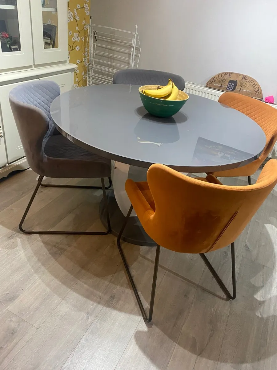 Table and chairs - Image 3