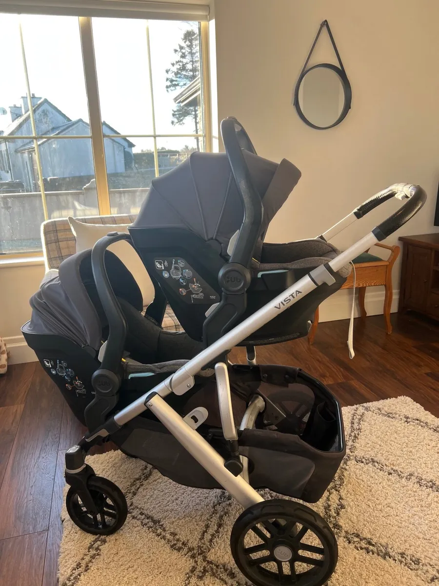 Uppababy Vista V2 travel system - Image 1