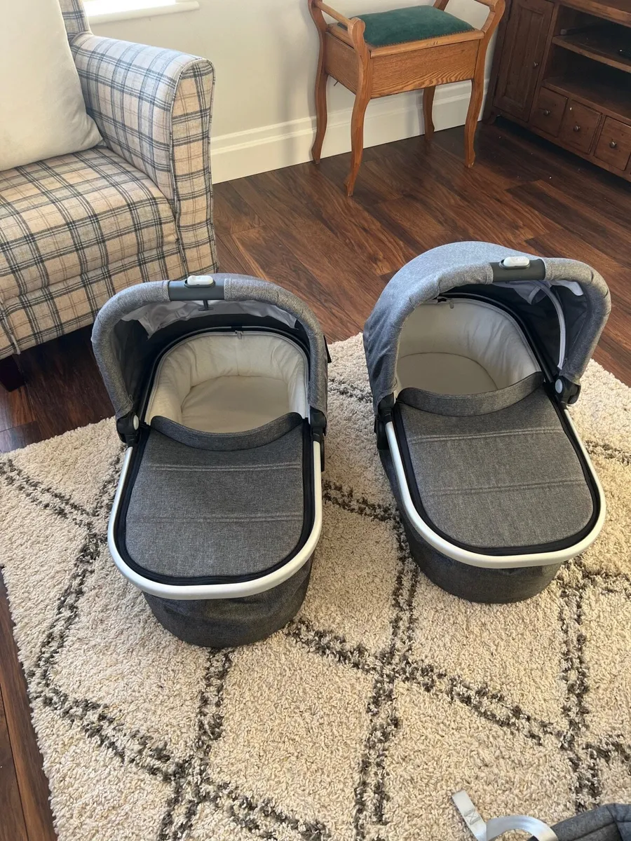 Uppababy Vista V2 travel system - Image 4