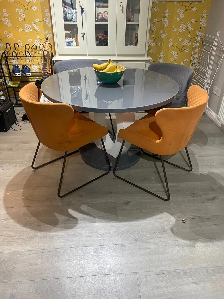 Table and chairs - Image 1