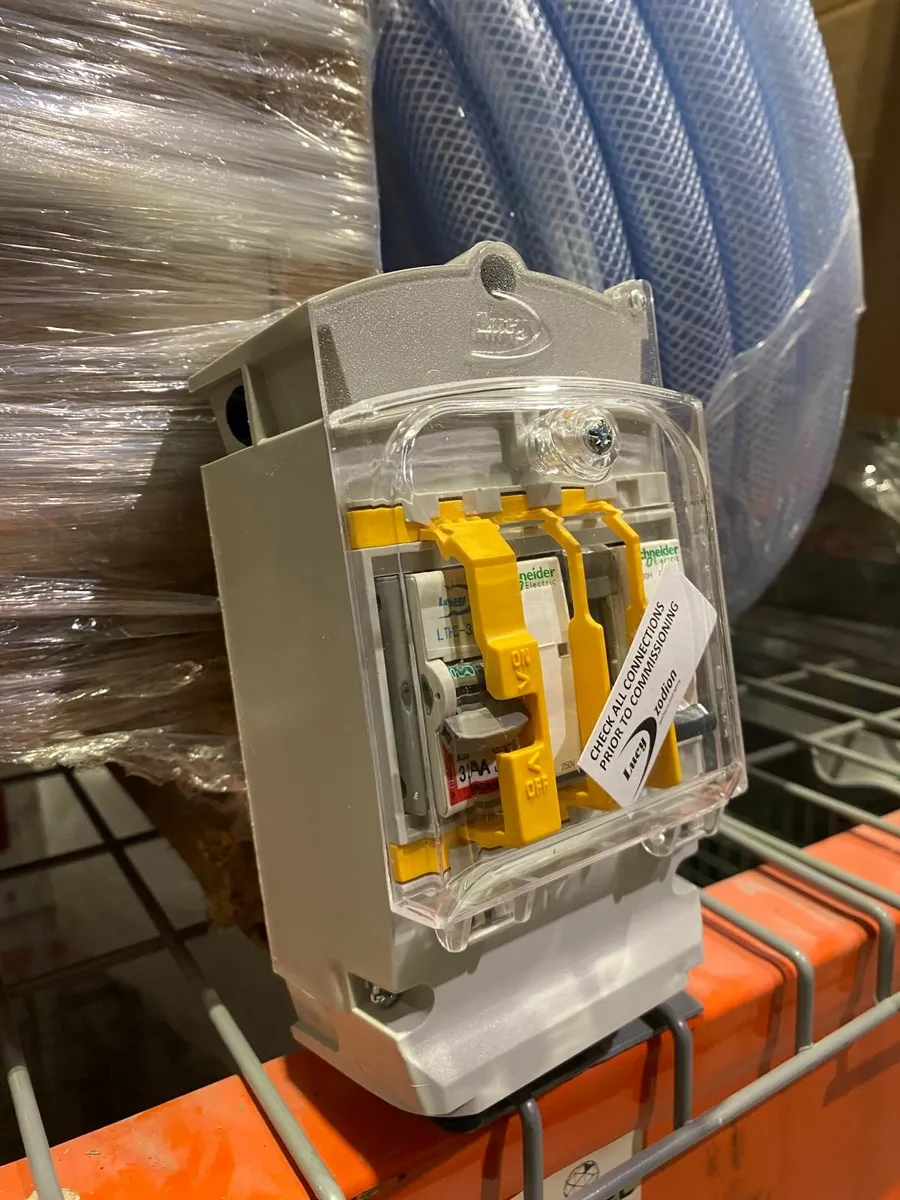 32A Double Pole Isolator and BS88 Fuse - Image 3