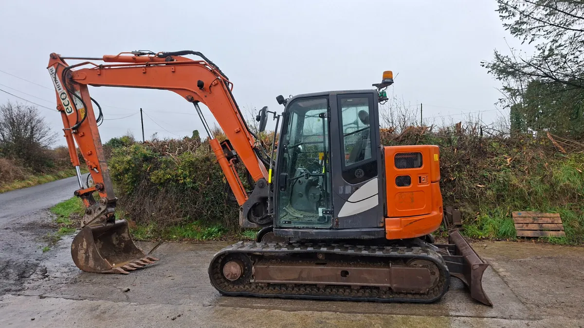 8 tonne diggers for hire - Image 4