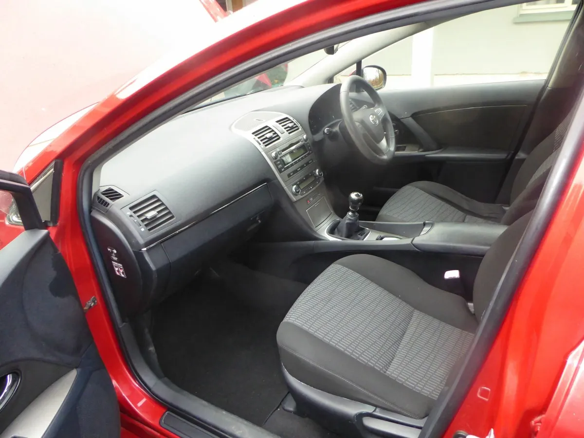 toyota avensis - Image 4