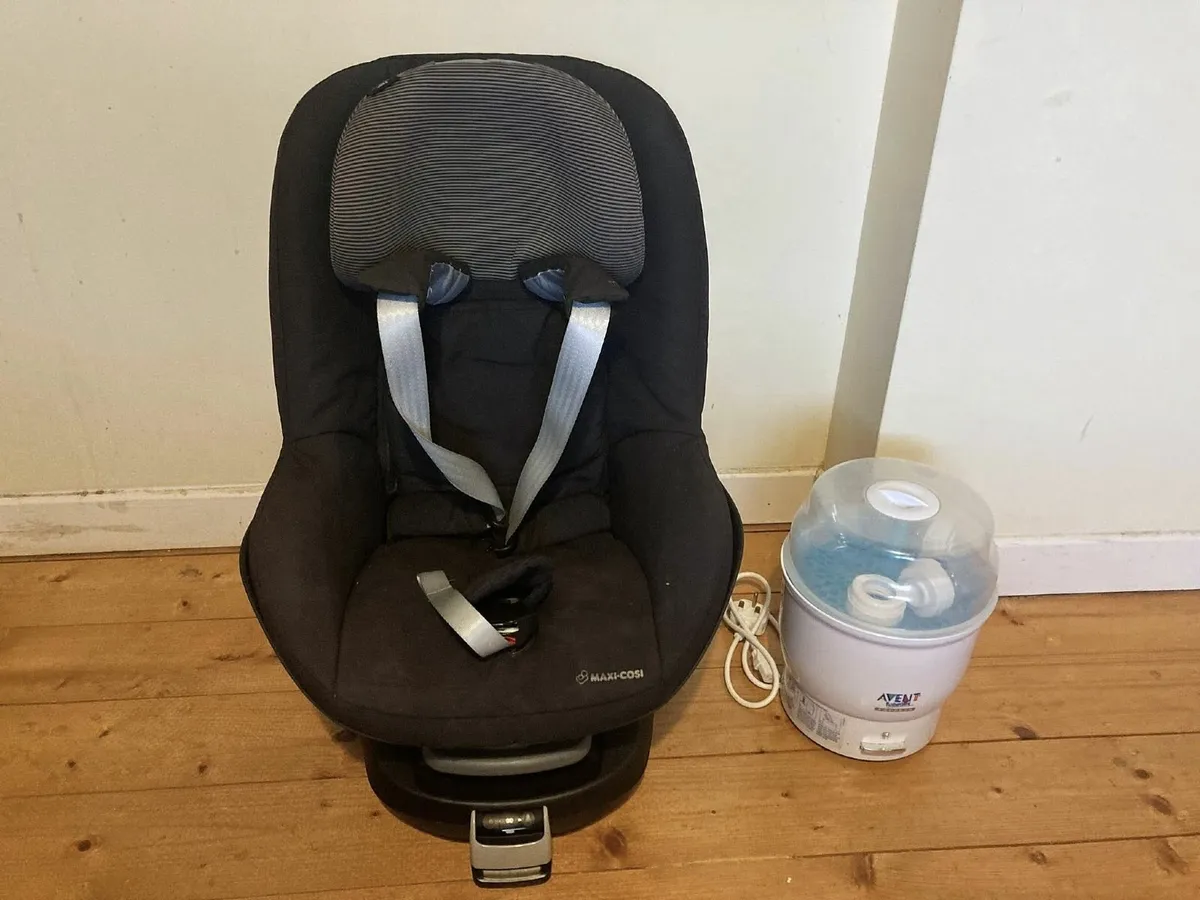 MaxiCosi Car Seat + ISOFIX Base & Avent Steriliser - Image 1