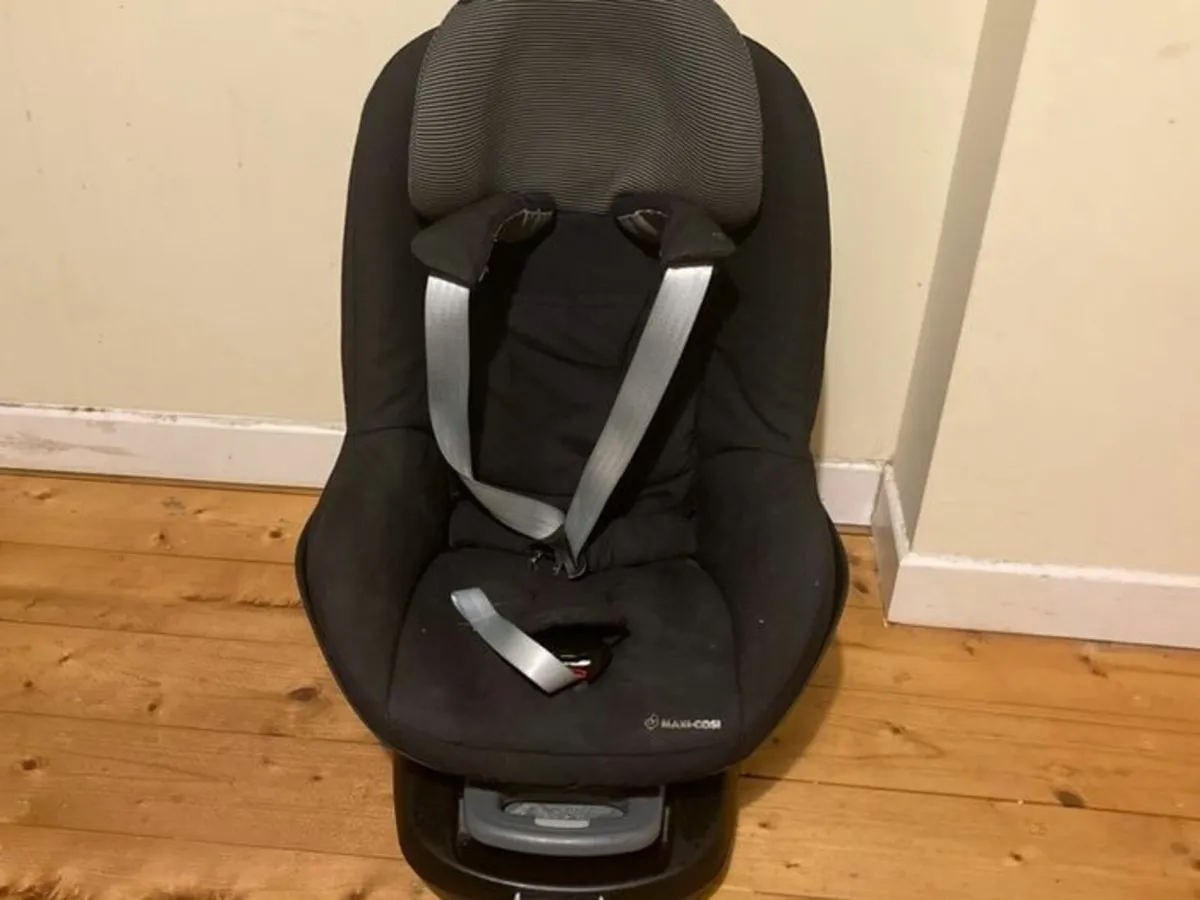MaxiCosi Car Seat + ISOFIX Base & Avent Steriliser - Image 2
