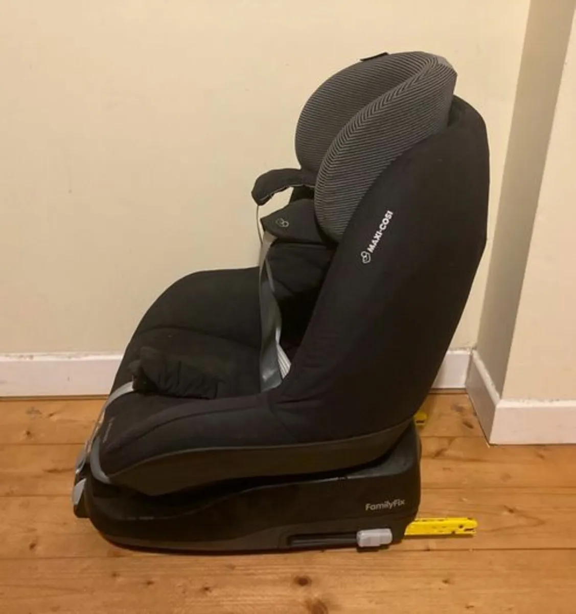 MaxiCosi Car Seat + ISOFIX Base & Avent Steriliser - Image 3