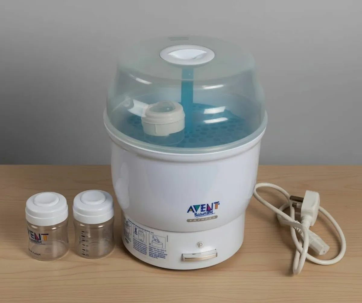 MaxiCosi Car Seat + ISOFIX Base & Avent Steriliser - Image 4