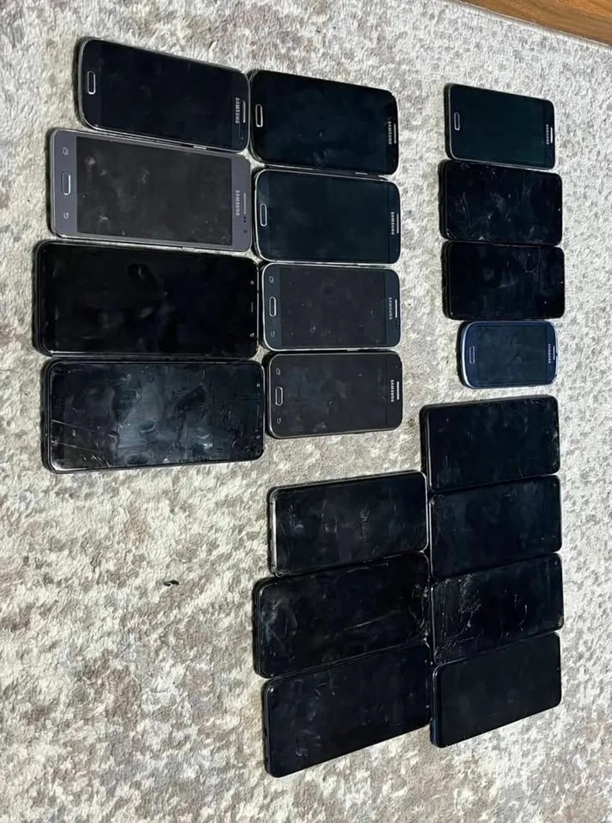 JOBLOT of phones for repair or parts - Image 3
