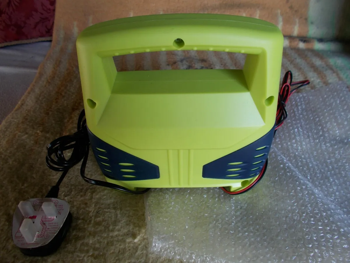 Car Battery Charger **NEW** - Image 3