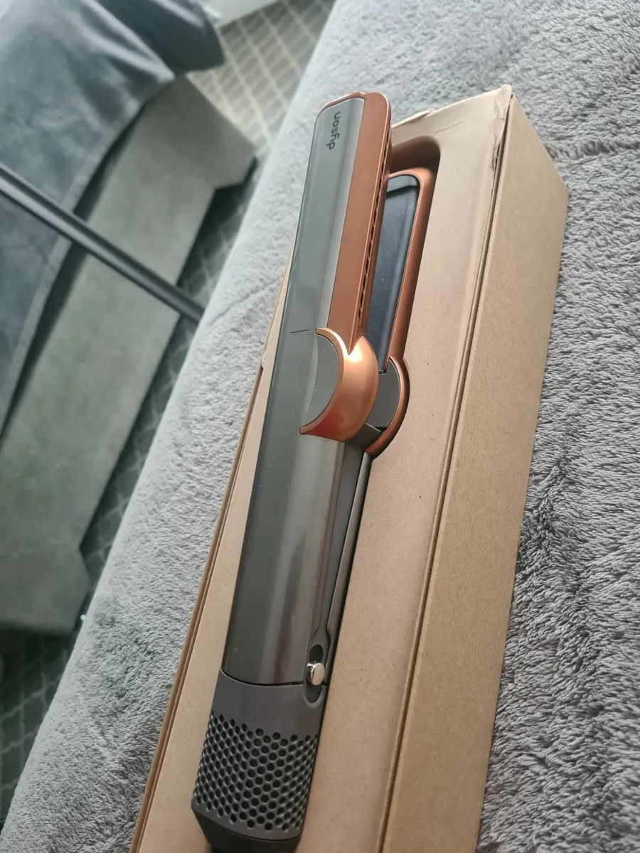 Dyson airstrait - Image 1