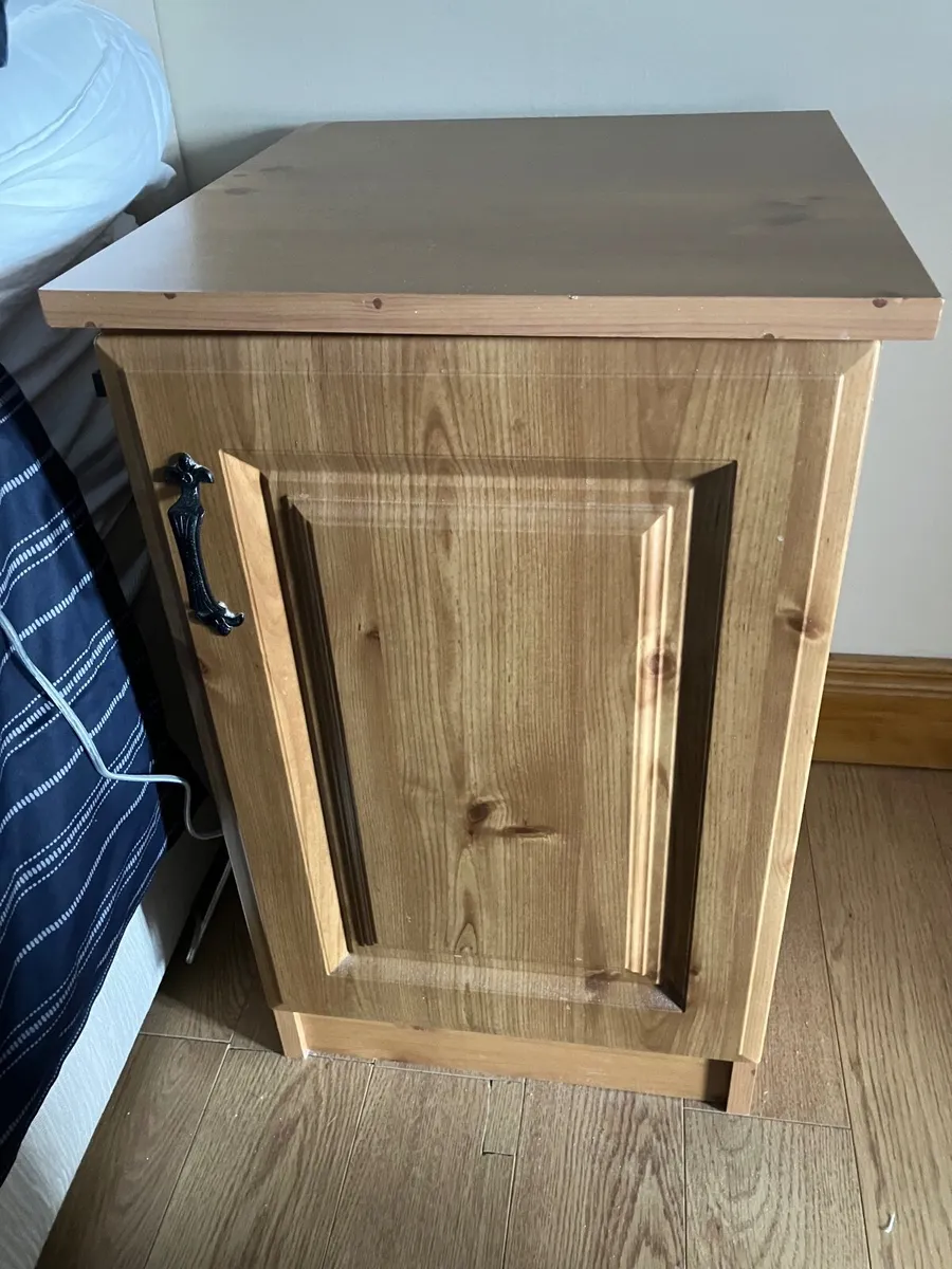 Wardrobe doors and bedside lockers - Image 3