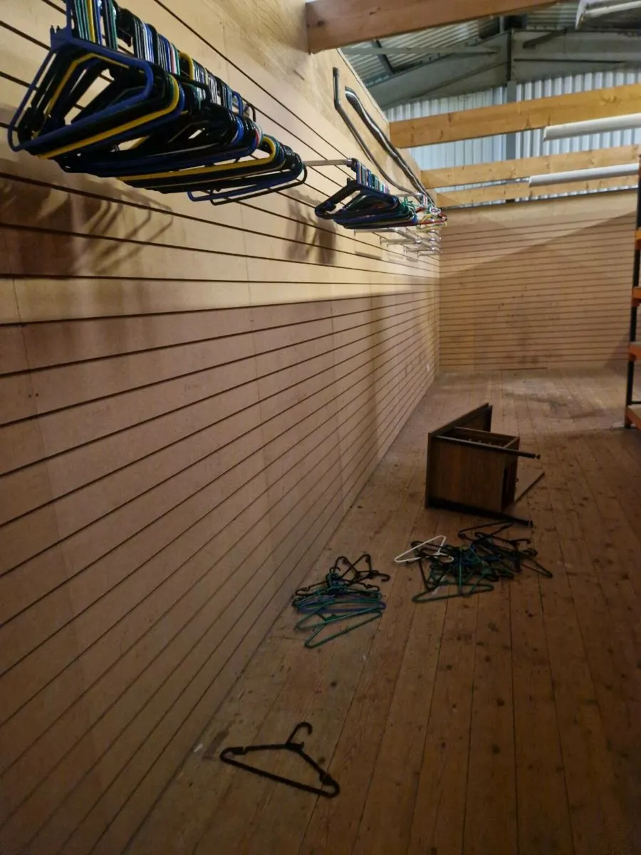 Office furniture and slot wall - Image 2