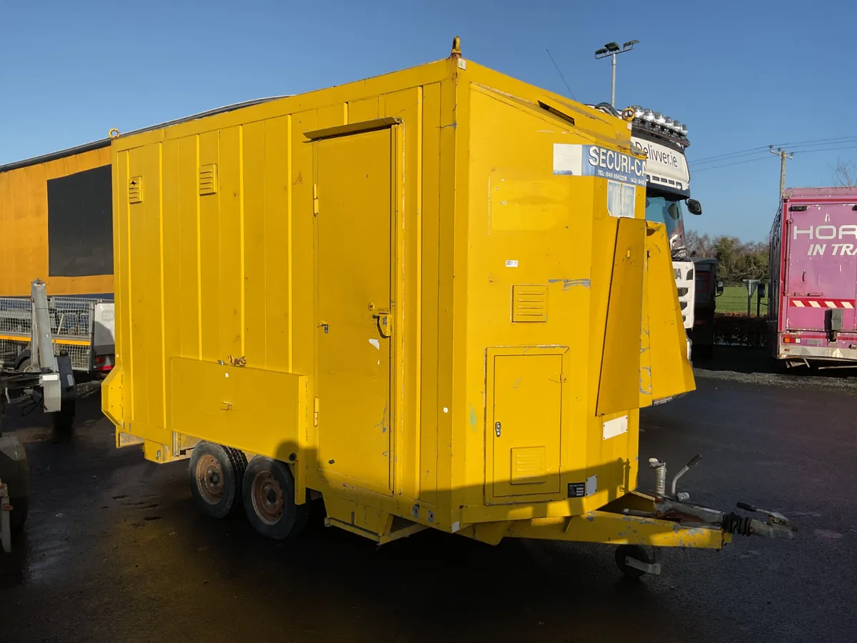 2004 Twin Axle  Welfare Unit For Auction - Image 2