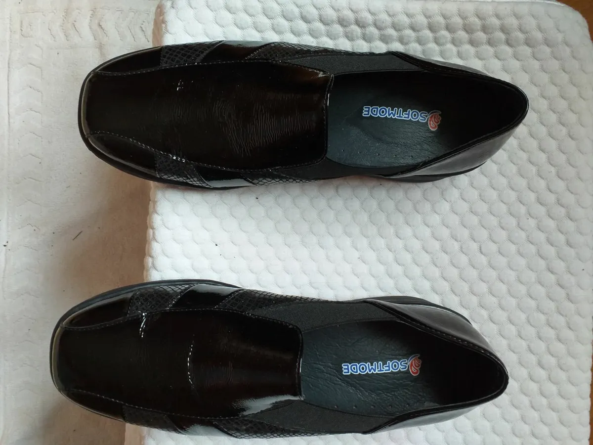 LADIES FLAT SHOES-SIZE 6 - Image 2