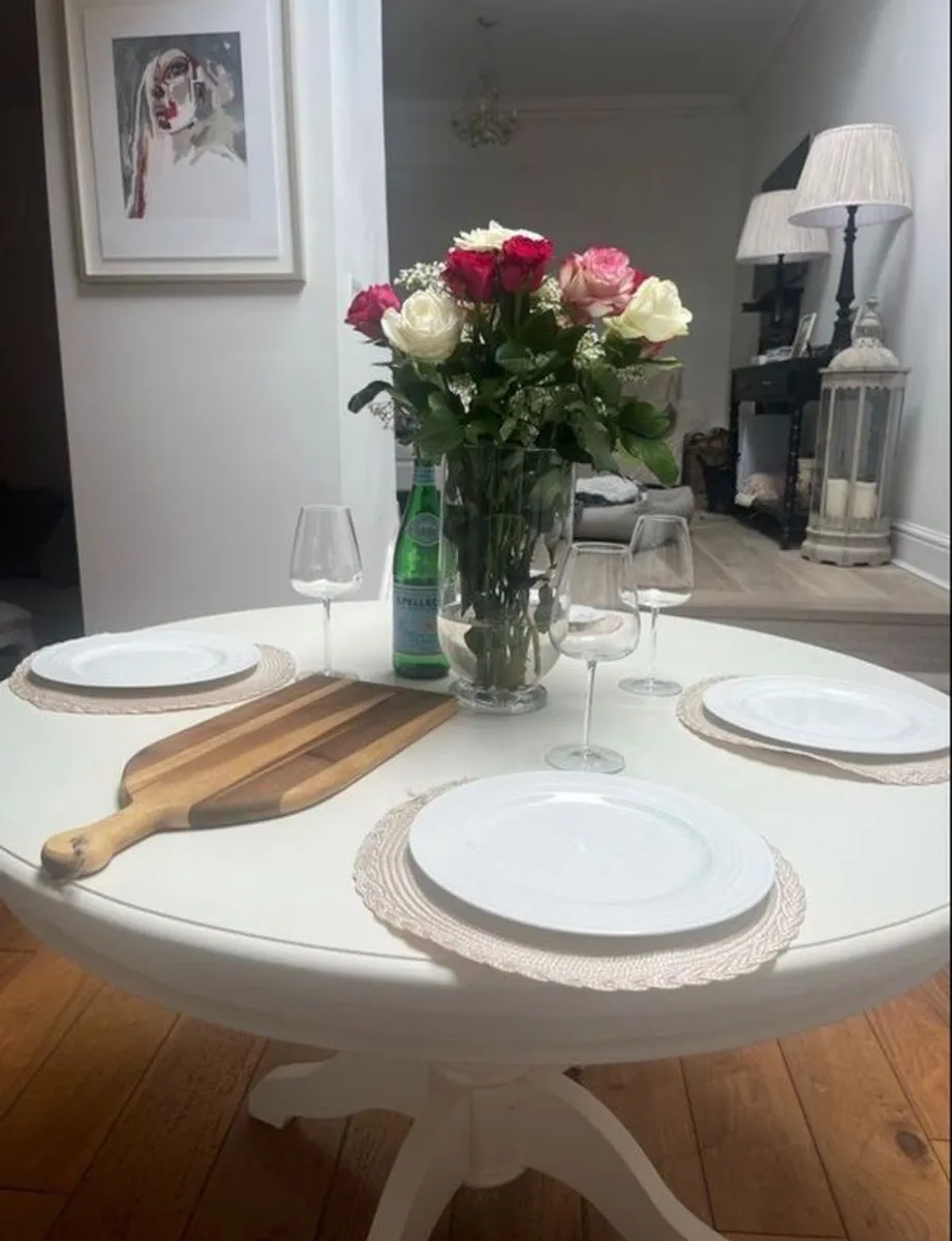 Round dining table - Image 1