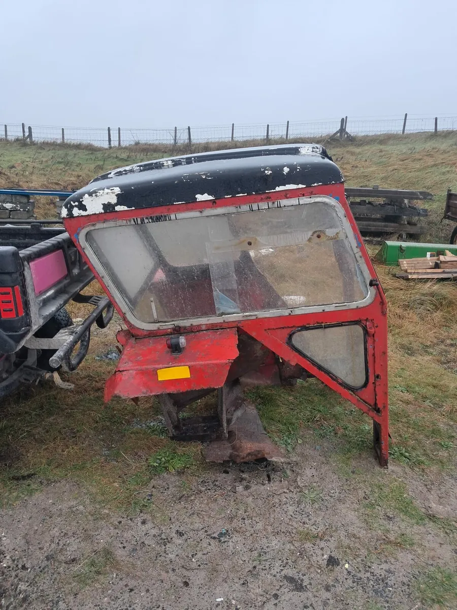 Tractor cab - Image 1