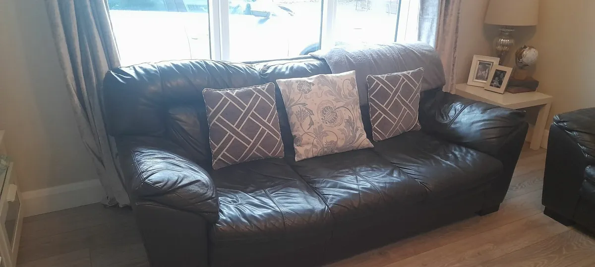 Leather couch 3 & 2 seater - Image 4
