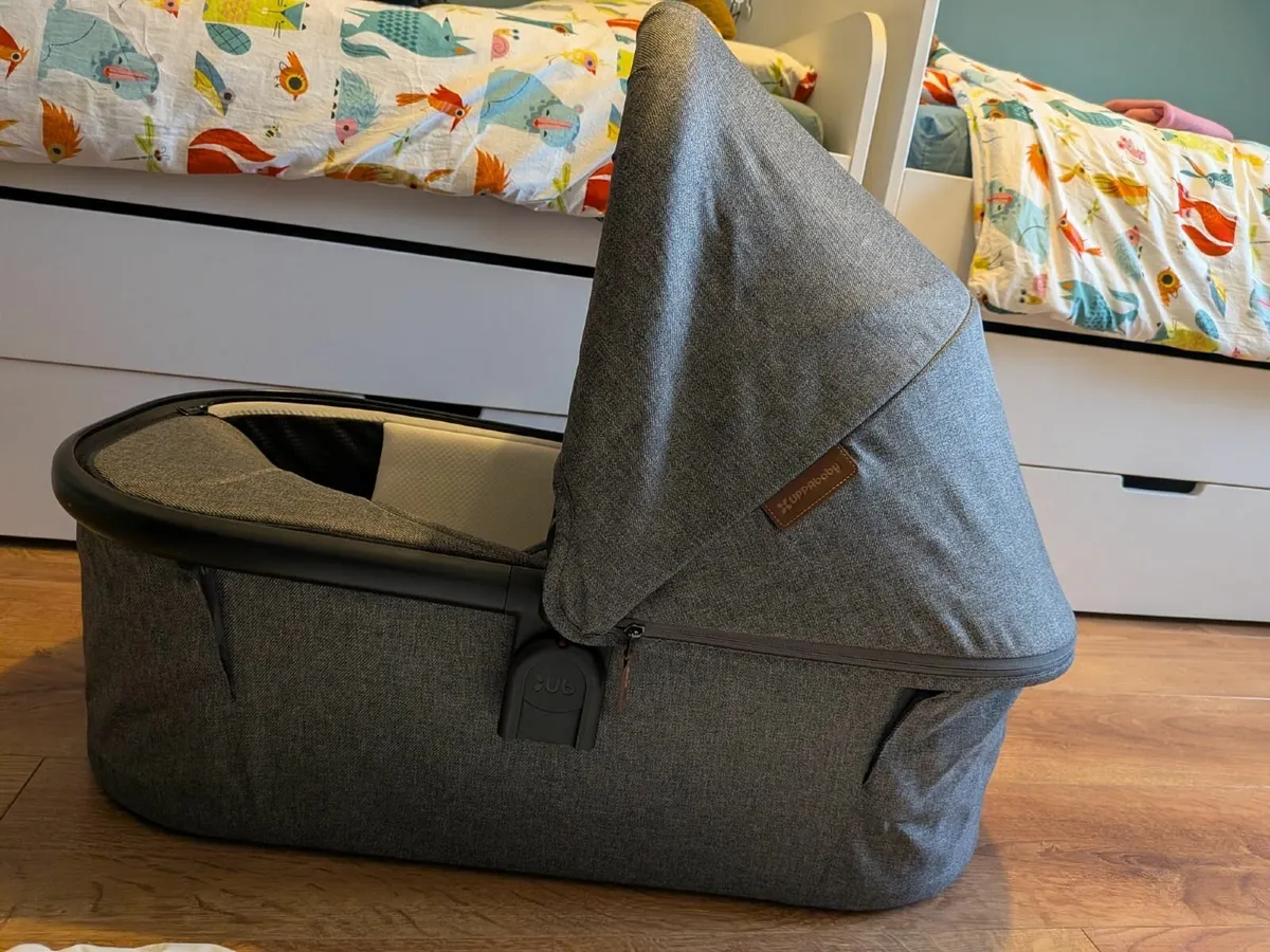 Uppa baby vista v3 carrycot - Image 1