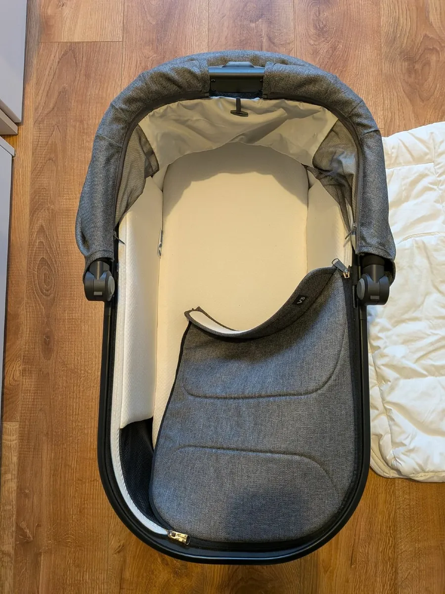 Uppa baby vista v3 carrycot - Image 3