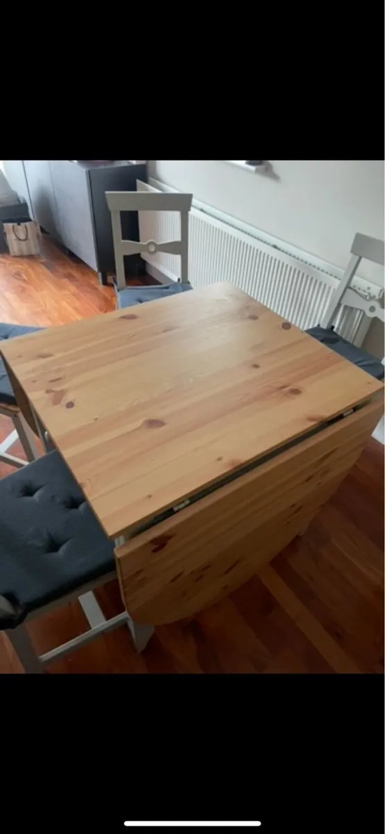 Table and chairs - Image 3