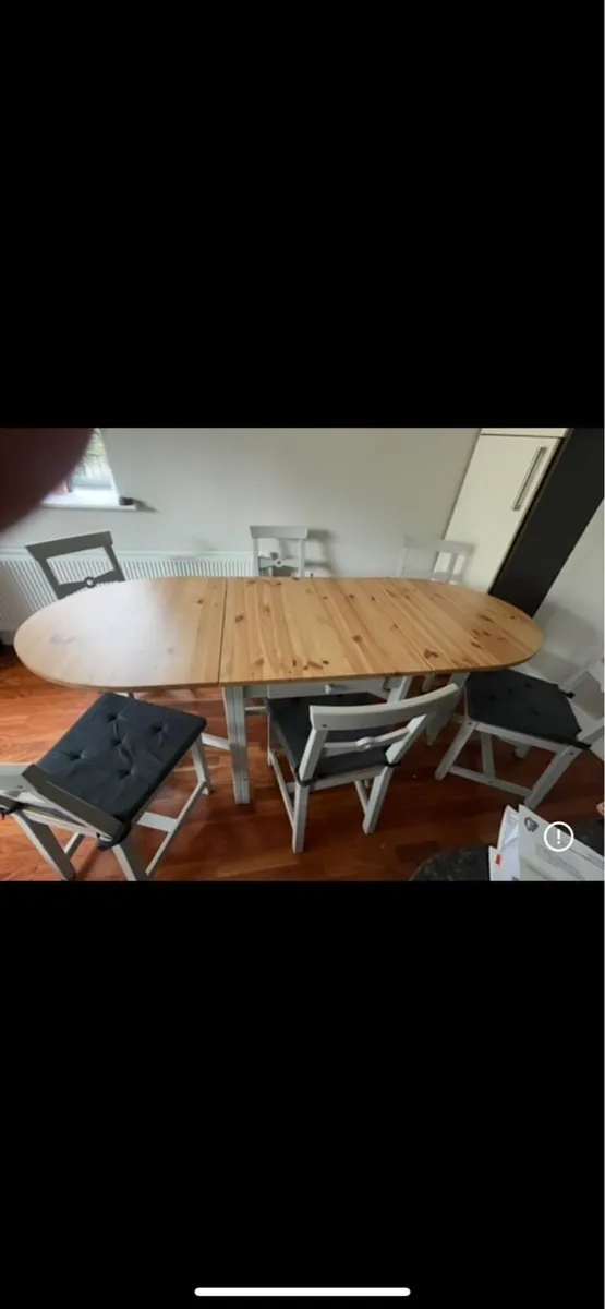 Table and chairs - Image 1