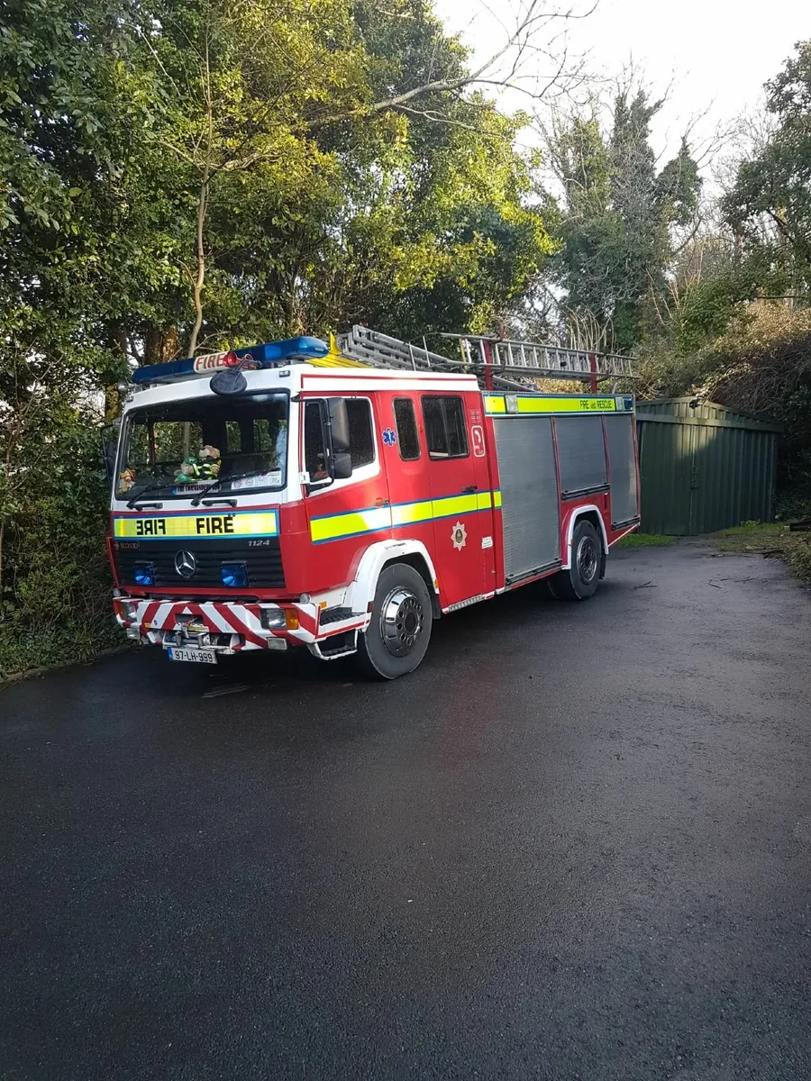 Fire Engine 1997 Mercedes 1124 - Image 2