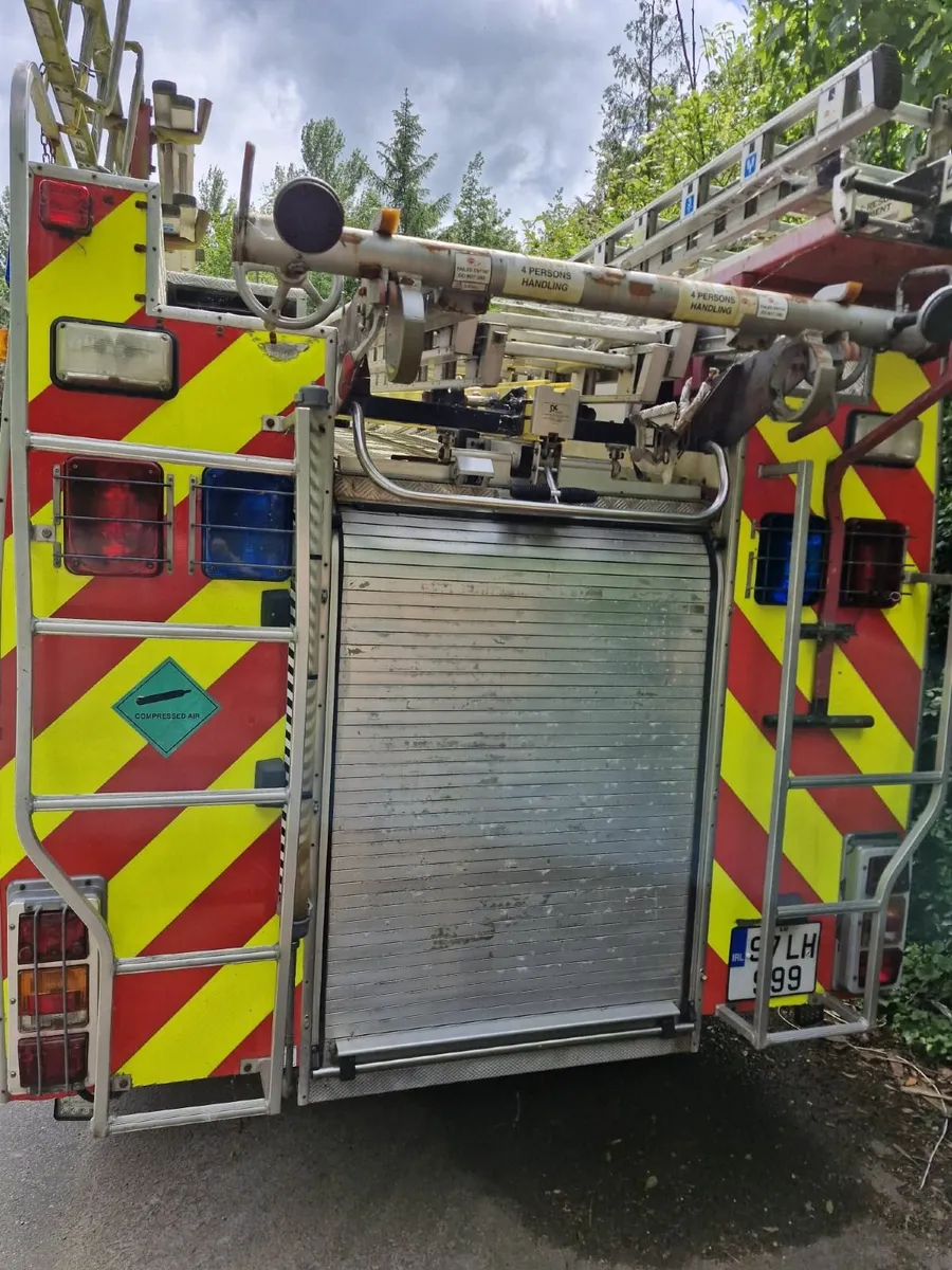 Fire Engine 1997 Mercedes 1124 - Image 3