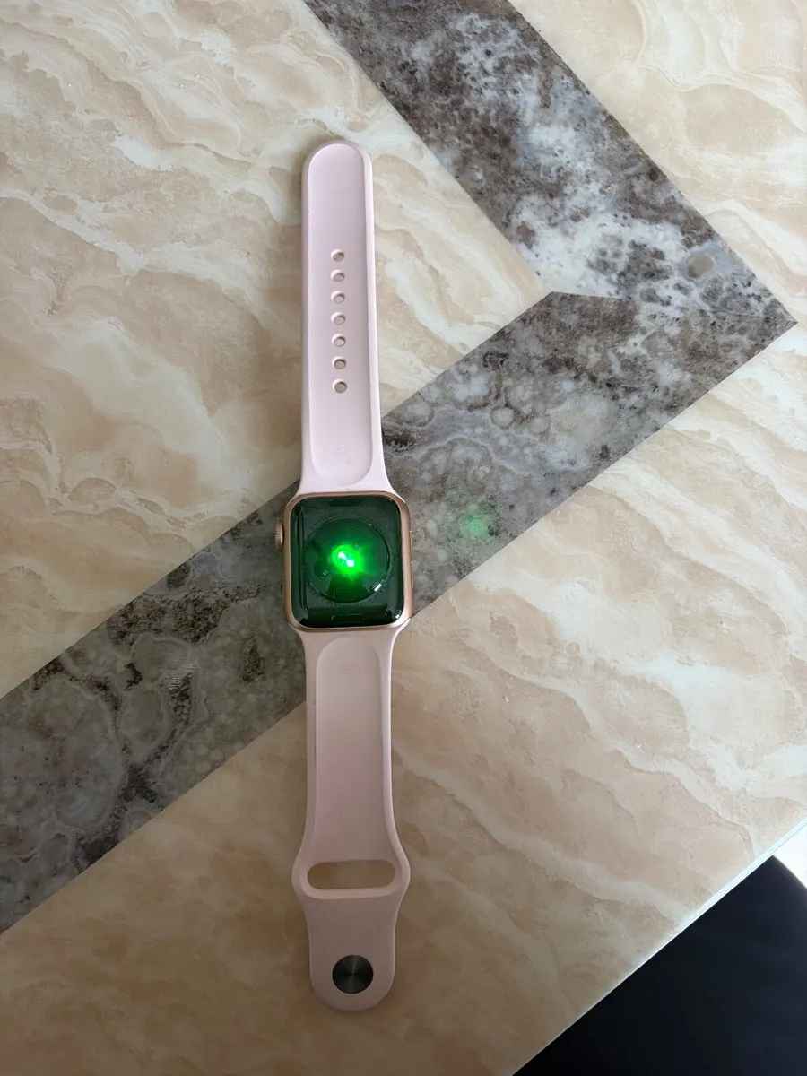 Apple Watch SE - Image 1