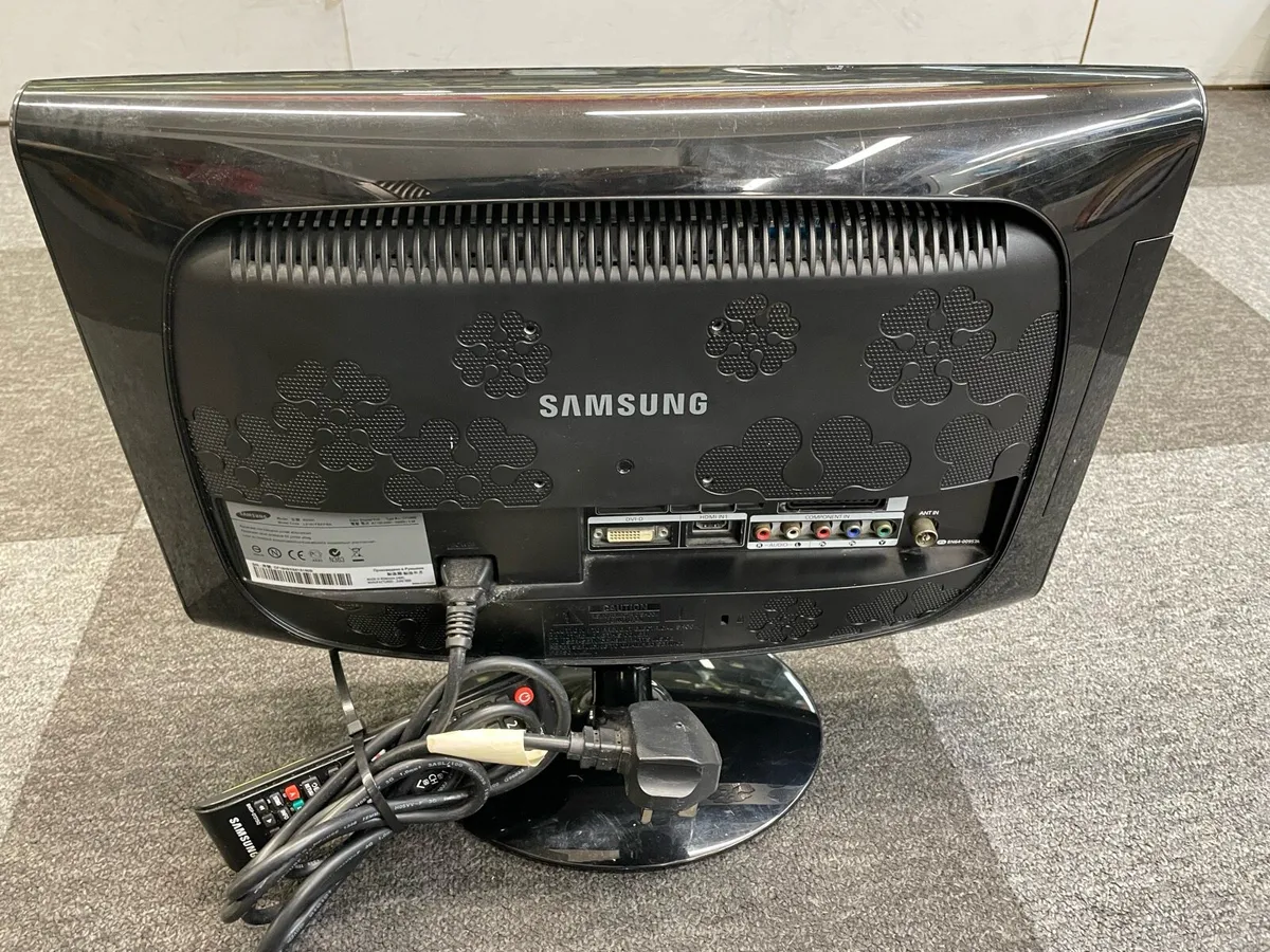 19” Samsung Tv With Remote - Image 2